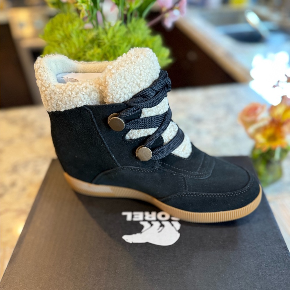 NEW Sorel Out N About Faux Fur Trim Cozy Wedge In Black & Off White, Size 8.5